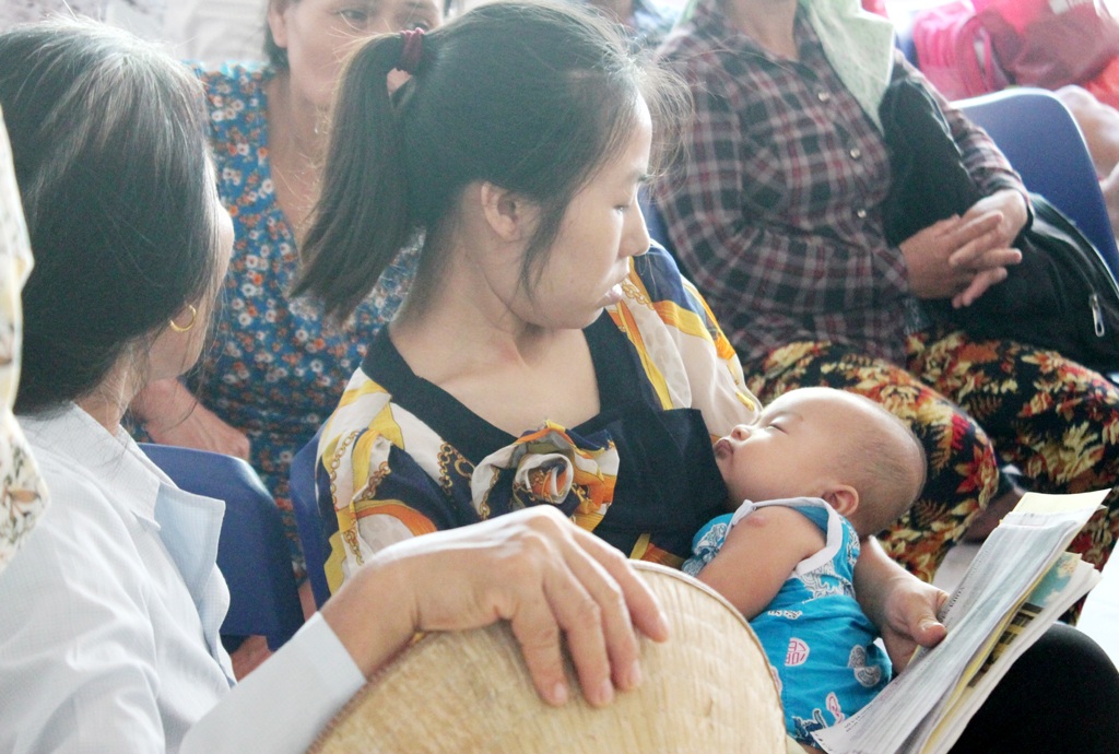 Có nên hạ sốt cho trẻ bằng nước thật lạnh? - 4 Khi trẻ sốt cao, co giật phải cắt cơn co giật, sơ cứu ban đầu và đưa đến cơ sở y tế (ảnh minh họa).