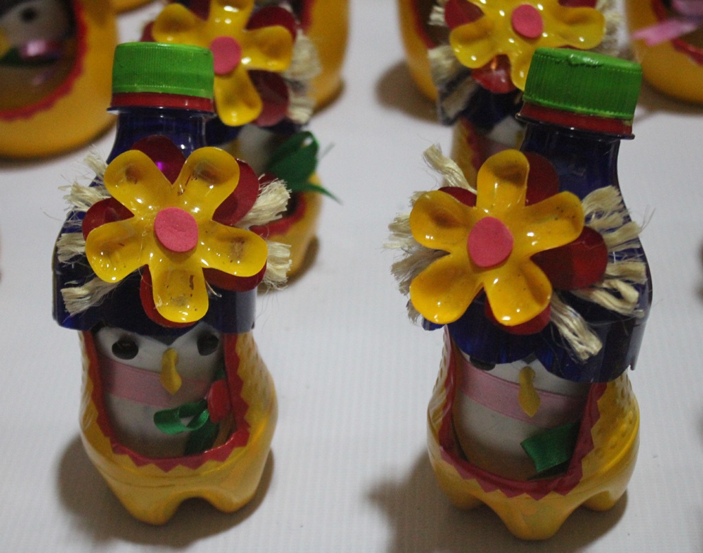 Những chai nhựa bỏ đi bỗng trở thành những món đồ chơi sống động, có hồn dưới bàn tay khéo léo của các cô giáo mầm non huyện Tân Kỳ.