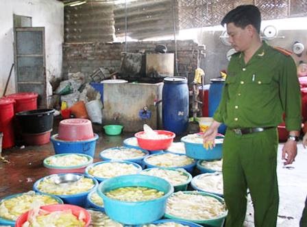 “Bột nghệ” nhuộm vàng măng là chất vàng O - 1 Lực lượng cảnh sát điều tra tội phạm về môi trường Công an tỉnh Nghệ An kiểm tra cơ sở sản xuất măng của bà Phạm Thị Trang.