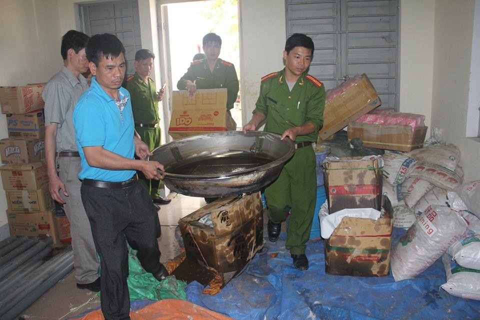Măng “ngậm” hóa chất, quẩy chứa phụ gia không rõ nguồn gốc - 2 Cảnh sát môi trường thu giữ phụ gia không rõ nguồn gốc tại cơ sở sản xuất quẩy của ông Đới Văn Thịnh.
