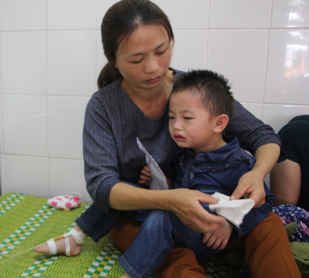 Ong rừng tràn vào lớp, cô giáo và học sinh nhập viện - 1 1 trong 2 trẻ mẫu giáo đang được điều trị tại Bệnh viện đa khoa huyện Thanh Chương (Nghệ An) sau khi bị ong rừng tấn công (ảnh Sơn Thịnh).