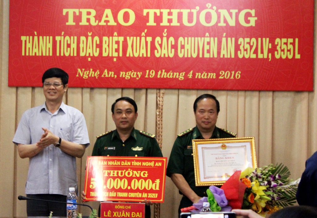 Chuyên án 36 bánh heroin và 15.000 viên ma túy đá: Gặp lại “người cũ” - 3 Ông Lê Xuân Đại - Phó Chủ tịch UBND tỉnh Nghệ An trao thưởng cho ban chuyên án 352LV.