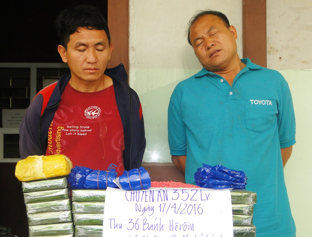 Chuyên án 36 bánh heroin và 15.000 viên ma túy đá: Gặp lại “người cũ” - 1 Thò Nỏ Chư (áo đỏ) và Thò Và Giống tại Công an tỉnh Hủa Phăn (ảnh BDDBP Nghệ An cung cấp).