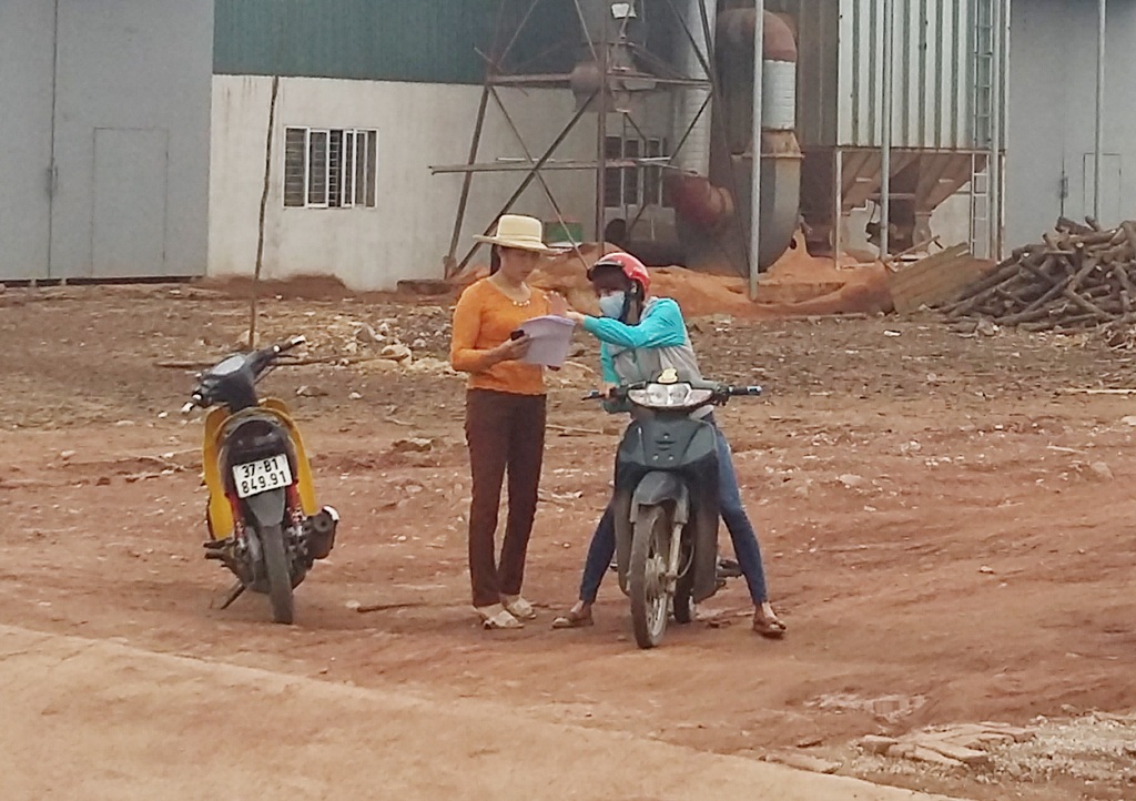 Sau vụ nổ khiến 11 người bị bỏng, các công nhân được ký hợp đồng lao động - 3
Một số công nhân vẫn còn băn khoăn về 1 số điều khoản trong hợp đồng nên chưa ký.