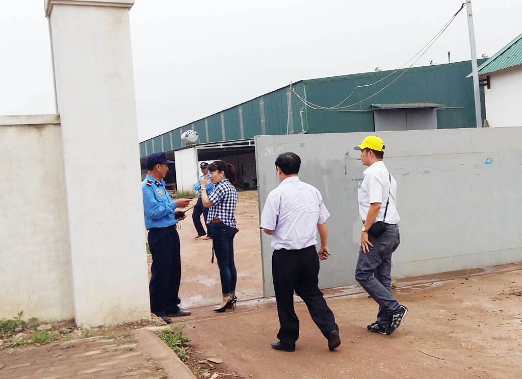 Sau vụ nổ khiến 11 người bị bỏng, các công nhân được ký hợp đồng lao động - 1
Lực lượng bảo vệ cho biết, họ được lệnh không cho phóng viên vào ghi nhận buổi ký kết hợp đồng lao động giữa công nhân và lãnh đạo Công ty CP Thế giới gỗ Việt Nam.