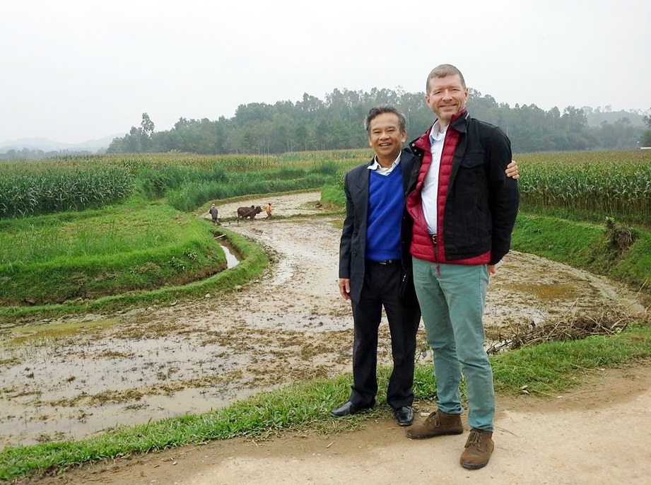 Đôi mắt căm hờn làm thay đổi cuộc đời viên phi công Mỹ bị bắt sống trên cánh đồng - 5 Ông Bùi Bác Văn - cậu thiếu niên năm xưa và Thomas Eugene Wilber - con trai phi công Walter Eugence Wilber trong lần Thomas sang Việt Nam tháng 1/2015.