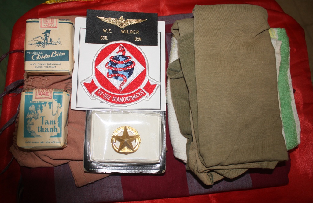 Đôi mắt căm hờn làm thay đổi cuộc đời viên phi công Mỹ bị bắt sống trên cánh đồng - 2 Những kỉ vật liên quan đến thời gian Walter Eugence Wilber tham chiến và bị bắt làm tù binh ở Việt Nam đã được trao tặng Bảo tàng Quân khu 4 (ảnh Bảo tàng QK4 cung cấp).
