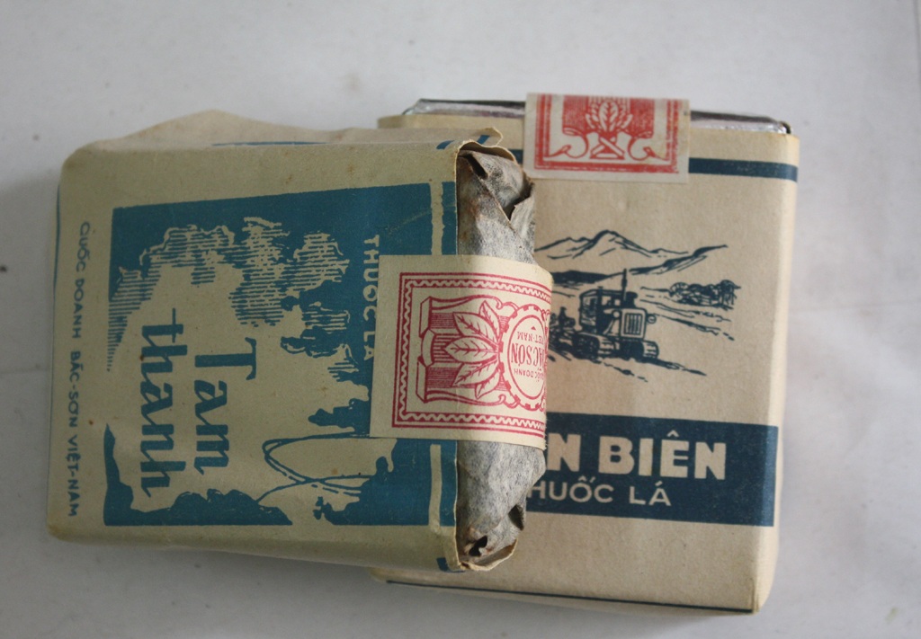 Đôi mắt căm hờn làm thay đổi cuộc đời viên phi công Mỹ bị bắt sống trên cánh đồng - 3 Hai gói thuốc lá Tam Thanh và Điện Biên - món quà Chỉnh phủ Việt Nam tặng các tù binh Mỹ vào ngày được trao trả về nước (ngày 12/2/1973 được Walter Eugence Wilber cất giữ hết sức cẩn thận và hầu như nguyên vẹn sau hơn 40 năm (ảnh Bảo tàng QK4).