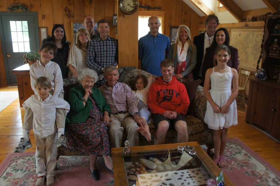 Đôi mắt căm hờn làm thay đổi cuộc đời viên phi công Mỹ bị bắt sống trên cánh đồng - 4 Ông Walter Eugence Wilber (ngồi giữa, hàng đầu) vẫn canh cánh những nỗi niềm về đất nước và con người Việt Nam - nơi ông đã từng tham chiến và góp tiếng nói sớm kết thúc cuộc chiến phi nghĩa ở đó.