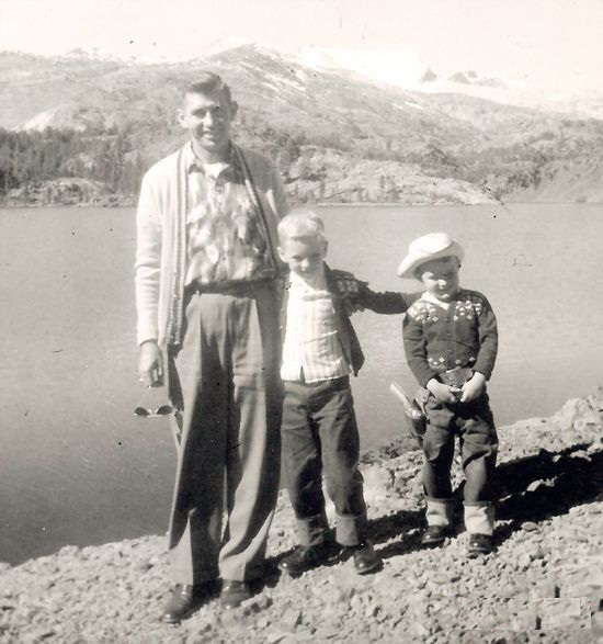 Đôi mắt căm hờn làm thay đổi cuộc đời viên phi công Mỹ bị bắt sống trên cánh đồng - 1 Walter Eugence Wilber và hai con trước khi ông lên đường tham gia chiến tranh tại Việt Nam (ảnh facebook nhân vật).