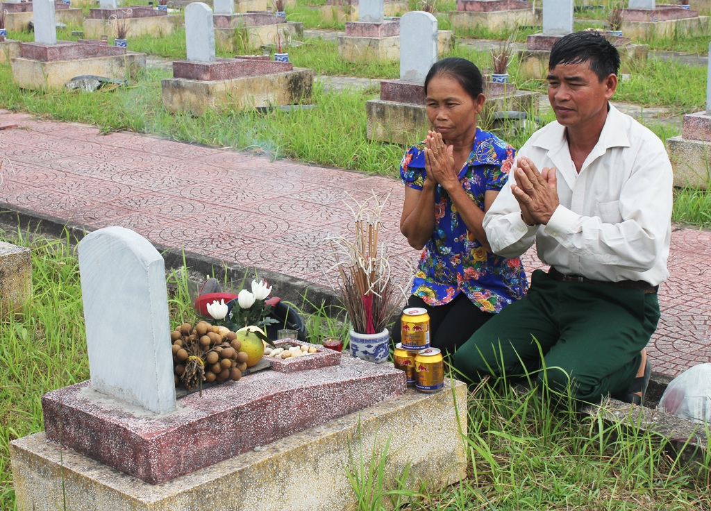 Chuyện ghi ở nghĩa trang liệt sỹ - 4
Trong ảnh là vợ chồng người anh trai quê Nam Đàn đến thăm phần mộ em trai tại Nghĩa trang liệt sỹ huyện Đô Lương (Nghệ An) vào ngày 27/7/2015. Người em trai của họ hi sinh khi còn rất trẻ, mới ngoài 20 tuổi.