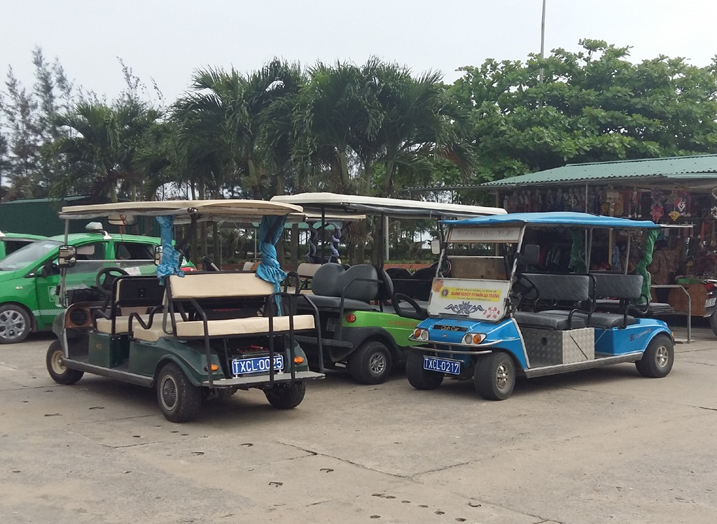 Quản lý xe điện 4 bánh tại thị xã Cửa Lò: Làm một ngày, chơi một ngày - 2 Thị xã Cửa Lò sẽ quản lý hoạt động xe điện 4 bánh theo ngày chẵn - lẻ. Xe được cấp biển số màu xanh, số lẻ sẽ hoạt động phục vụ khách du lịch vào ngày lẻ.