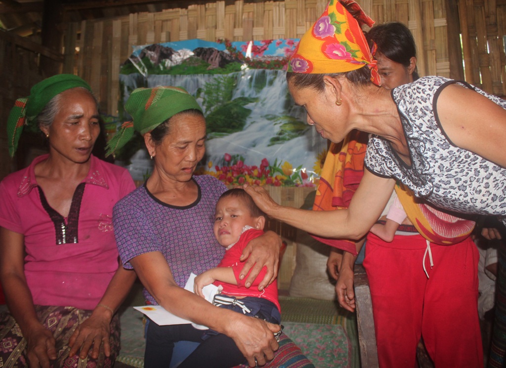 Bé gái bị bắt cóc sang Trung Quốc: Vỡ òa giây phút đón con về - 3 Người dân bản Na Bè động viên và chia vui với gia đình khi đón cháu Moong Thị Tân Mão trở về.