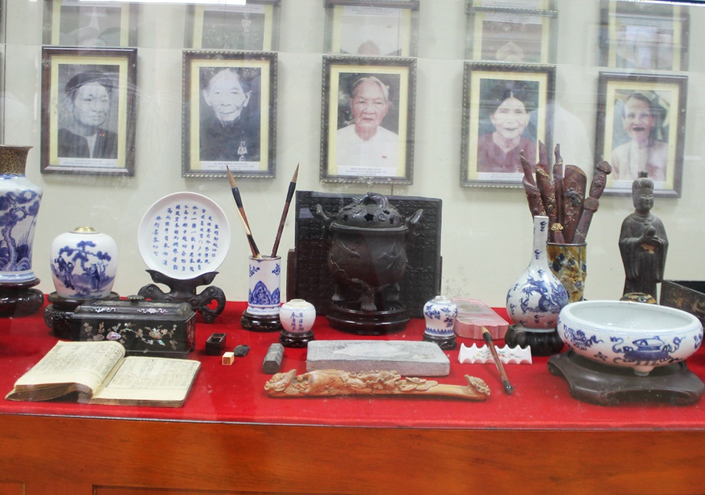 Triển lãm tinh hoa cổ vật xứ Nghệ - 10 Và tất nhiên không thể thiếu được những hiện vật ở nơi được xem là vùng đất học xứ Nghệ.