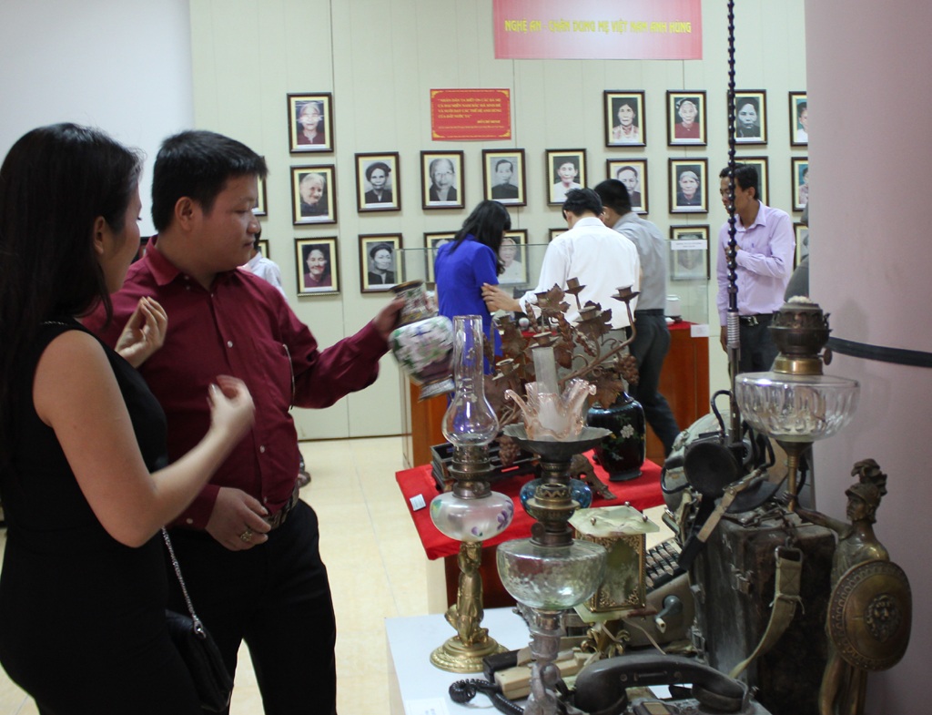 Triển lãm tinh hoa cổ vật xứ Nghệ - 11 Những hiện vật thời nhà Nguyễn được các nhà sưu tầm đưa đến trưng bày tại triển lãm.