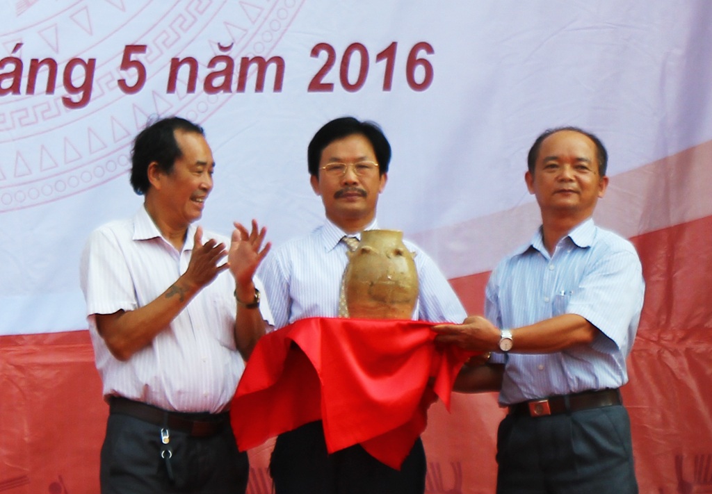 Triển lãm tinh hoa cổ vật xứ Nghệ - 1 Hội Cổ vật Sông Lam trao tặng hiện vật cho Bảo tàng Nghệ An.