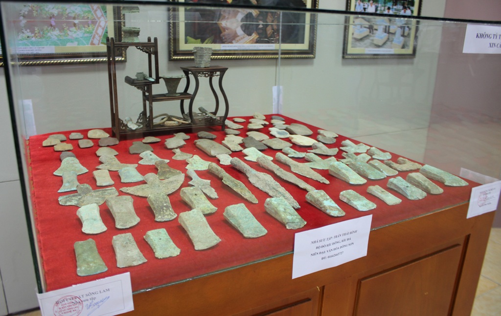 Triển lãm tinh hoa cổ vật xứ Nghệ - 4 Những công cụ lao động của cư dân Việt cổ ở thời kỳ đồ đồng được tìm thấy ở Nghệ An - Hà Tĩnh.