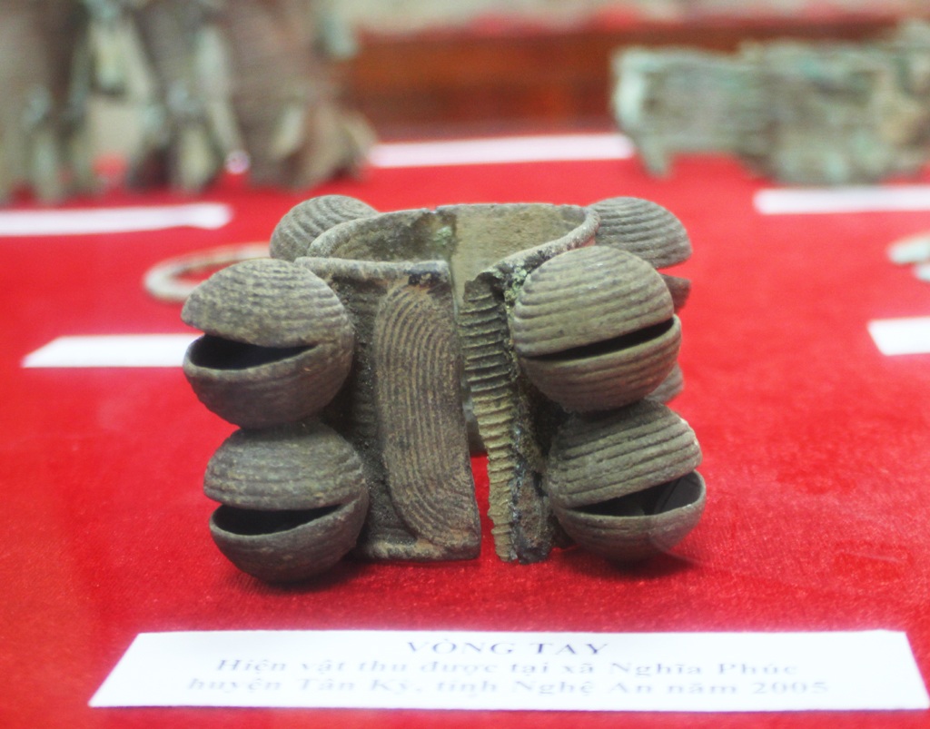 Triển lãm tinh hoa cổ vật xứ Nghệ - 9 Những món đồ trang sức được tìm thấy chứng tỏ cư dân Việt cổ ở Nghệ An - Hà Tĩnh có đời sống văn hóa tinh thần phát triển rực rỡ.