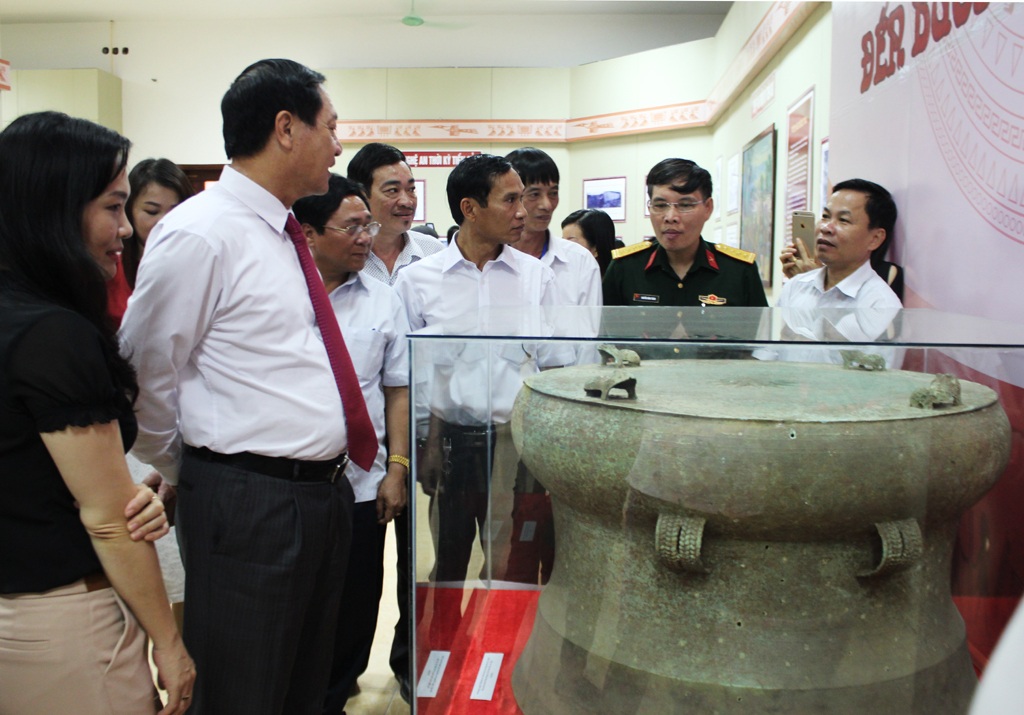 Triển lãm tinh hoa cổ vật xứ Nghệ - 7 Chiếc trống đồng có niên đại khoảng 2.000 năm được tìm thấy ở di chỉ Làng Vạc (Nghĩa Đàn, Nghệ An).