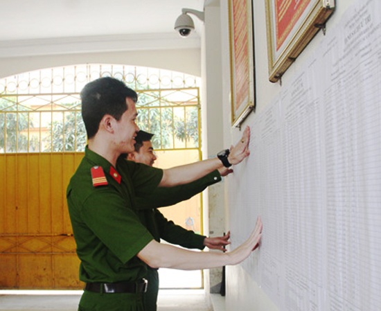 Cán bộ Trại tạm giam Công an tỉnh Nghệ An niêm yết danh sách cử tri là những người đang bị tạm giam, tạm giữ.