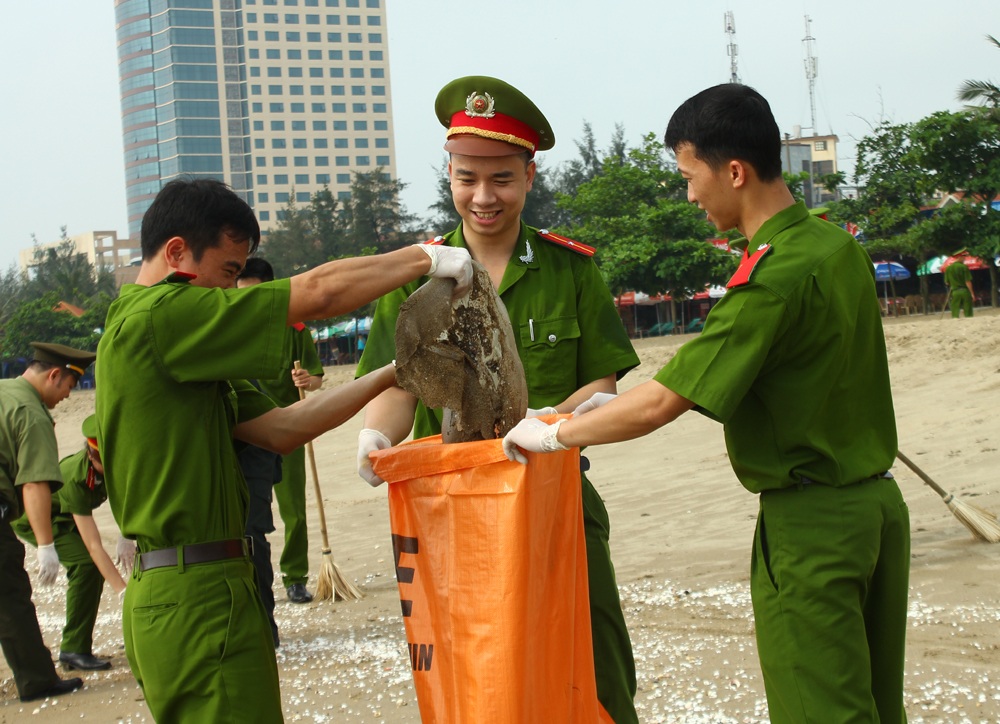 Chiến sỹ trẻ chung tay làm sạch bãi biển, hỗ trợ ngư dân - 1
Các đoàn viên thanh niên Công an tỉnh Nghệ An tham gia nhặt rác dọc chiều dài gần 2km bãi biển Cửa Lò với phương châm hành động “Nếu chưa làm được điều gì lớn lao cho biển đảo quê hương thì trước hết hãy đóng góp bằng những hành động nhỏ như không xả rác ra biển, chung tay làm sạch biển”.