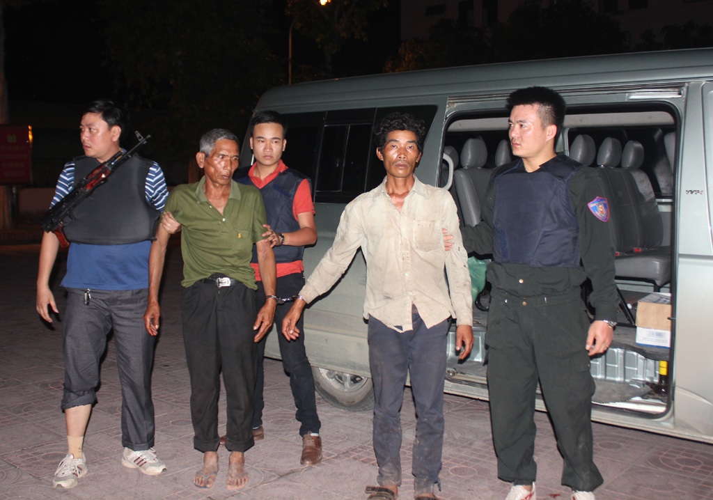 Lực lượng cảnh sát truy nã tôi phạm dẫn giải Lương Phò An và Lương Bún Thi về trụ sở.