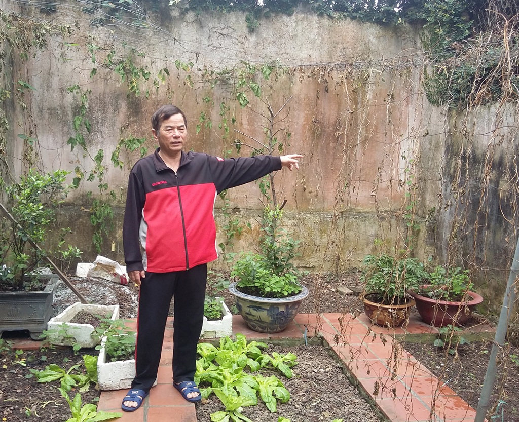Tranh cãi thời điểm cơi nới diện tích, 1 thương binh gần 30 năm chưa được cấp sổ đỏ - 1 Ông Nguyễn Trần Hoàn khẳng định phần ao sau nhà được gia đình ông cơi nới trước năm 1993.