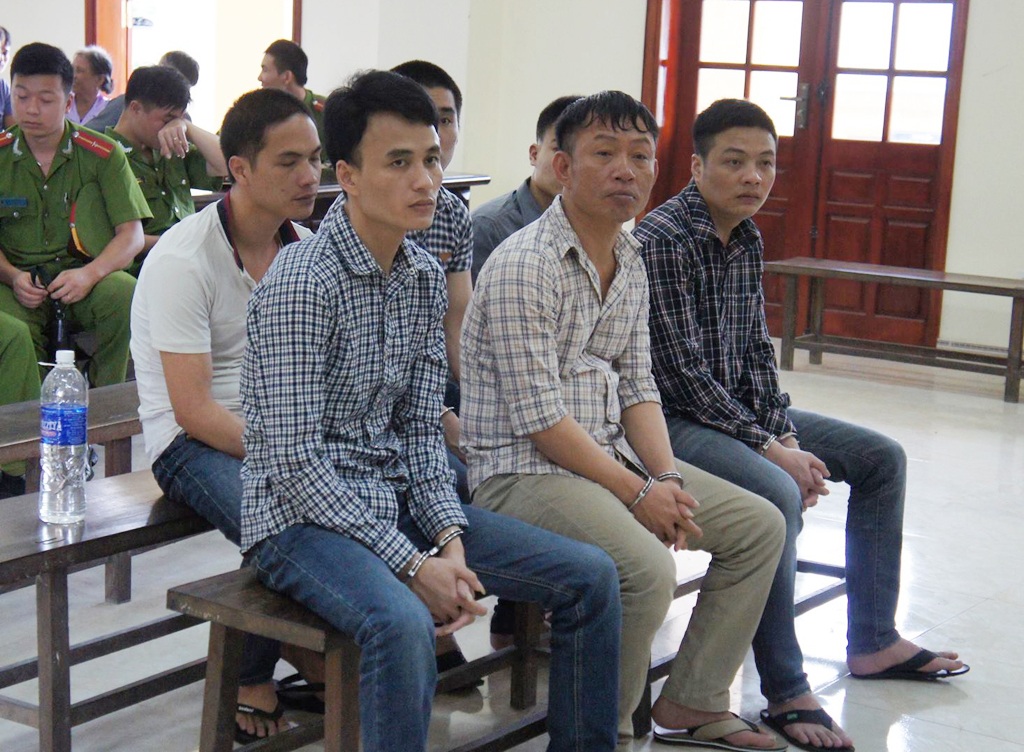 Nghệ An: Đi đòi nợ thành cướp tài sản - 1 Nguyễn Xuân Linh (ngồi giữa, hàng đầu) cùng các đồng phạm tại phiên xét xử ngày 23/5.