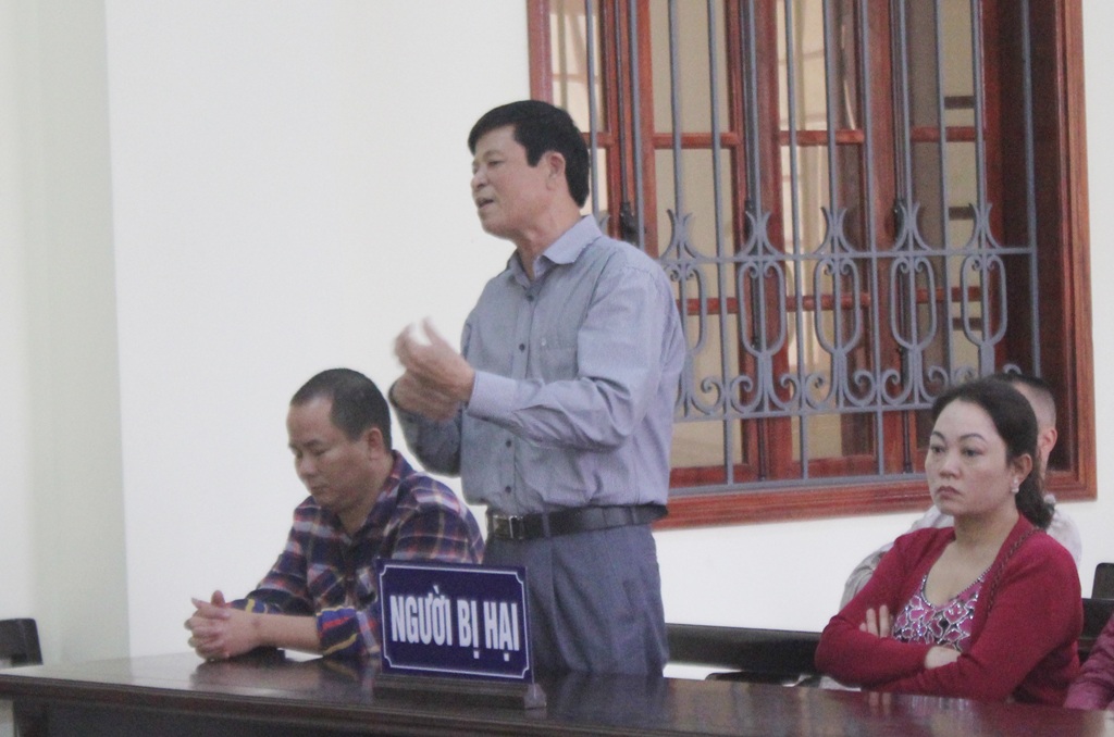 Nguyên kế toán trường tiểu học chiếm đoạt gần 13 tỷ đồng - 2 Các bị hại trình bày tại phiên tòa.