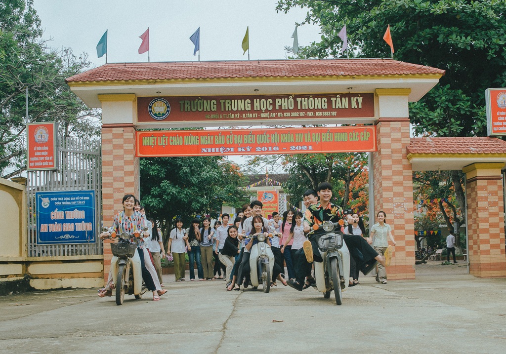 Bộ kỷ yếu hồi tưởng… thời quần loe - 1 Là lớp chuyên văn nên ý tưởng chụp ảnh kỷ yếu cũng phải độc và lạ...