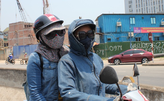 Miền Trung quay cuồng trong nắng nóng hơn 40 độ C - 2 Người dân trang bị kín mít khi đi ra đường...