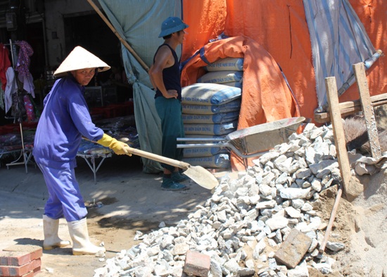 Miền Trung quay cuồng trong nắng nóng hơn 40 độ C - 7 Những người thợ xây dựng đen bóng khi phải làm việc dưới cái nắng như thiêu như đốt.