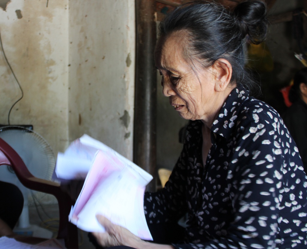 "Tôi mất một con trai rồi, xin trời đừng cướp nốt đứa còn lại !" - 3 Bà Vân cầm xấp bệnh án, biên lai thu tiền viện phí của cháu mà bật khóc. Sắp tới, Tuấn sẽ phải trải qua giai đoạn xạ trị, còn tốn kém hơn nữa...