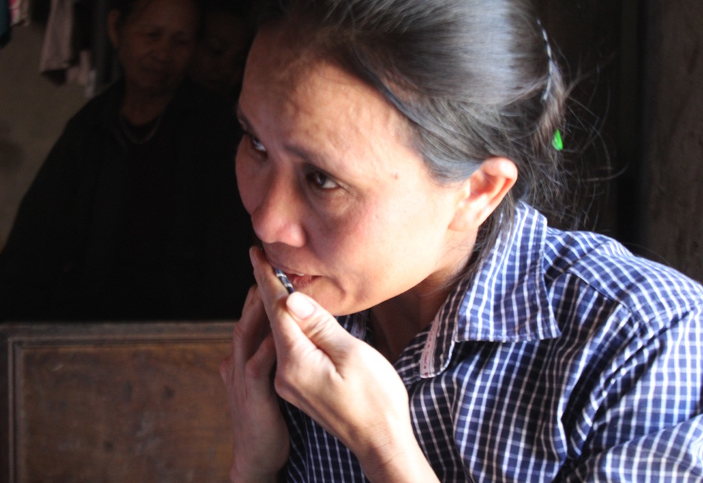 "Tôi mất một con trai rồi, xin trời đừng cướp nốt đứa còn lại !" - 2 Một đứa con trai đã mất, đứa con trai còn lại đang chuẩn bị bước vào giai đoạn xạ trị, chị Huyên như rơi vào hố sâu tuyệt vọng, không hiểu vì sao các con của mình cùng mắc một chứng bệnh như nhau.