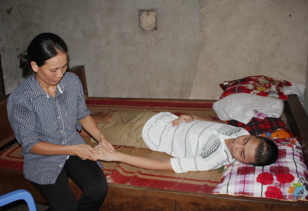 "Tôi mất một con trai rồi, xin trời đừng cướp nốt đứa còn lại !" - 4 Di chứng khối u não chèn ép dây thần kinh khiến một bên cơ thể của Tuấn đã bắt đầu bị liệt.