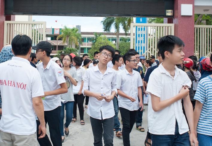 Tuyển sinh lớp 10: Thí sinh Nghệ An khó kiếm điểm tuyệt đối môn tiếng Anh - 2 Thí sinh rời Hội đồng thi Trường THPT Hà Huy Tập (TP Vinh) sau buổi thi Ngoại ngữ.