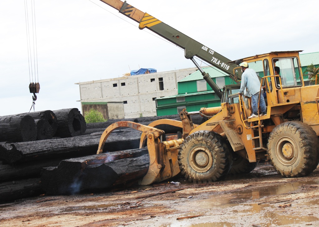 Hơn 50 lính cứu hỏa chữa cháy bãi tập kết gỗ - 7
Công ty cho xe cẩu phân tán gỗ ra, tránh ngọn lửa bùng phát trở lại.