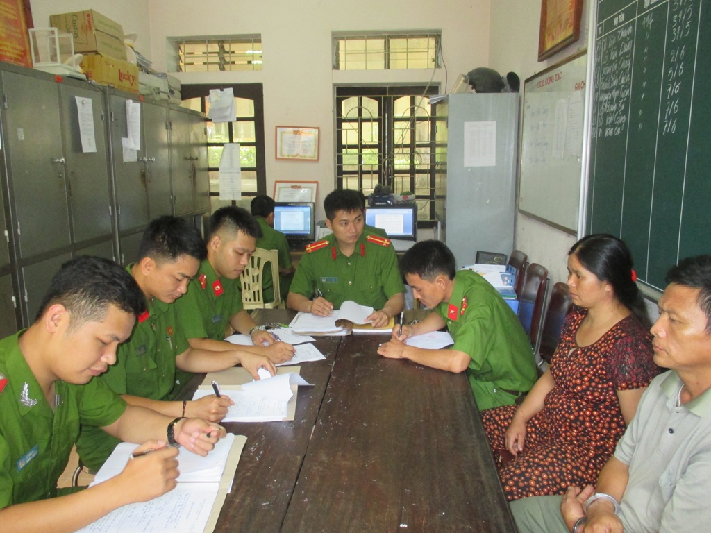 Đánh sập “đại lý” ma túy lưu động của cặp vợ chồng “hờ” trang bị súng AK - 3 Công an huyện Tương Dương lấy lời khai ban đầu của hai đối tượng.