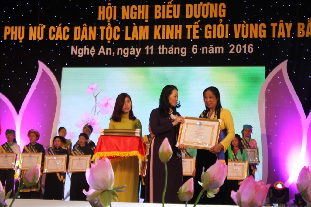 Biểu dương 192 điển hình phụ nữ làm kinh tế giỏi vùng Tây Bắc - 3 Họ là những đại diện xuất sắc nhất cho phụ nữ của hơn 30 dân tộc thiểu số vùng Tây Bắc và hai tỉnh Quảng Ninh, Hà Tĩnh.