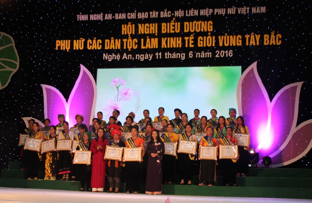 Biểu dương 192 điển hình phụ nữ làm kinh tế giỏi vùng Tây Bắc - 4 Các chị không chỉ là những lao động làm kinh tế giỏi mà còn là những tấm gương điển hình của những người mẹ, người vợ mẫu mực, đảm đang, người con thảo hiền trong gia đình…