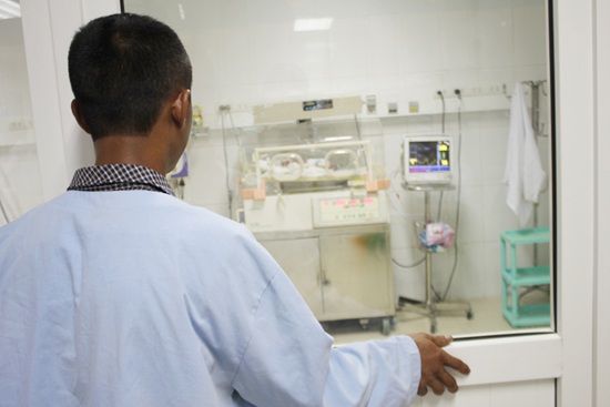 Tiếng khóc khát sống của cậu bé sinh non từ người mẹ bị phát bệnh dại - 5 Anh Minh chỉ có thể nhìn con qua tấm cửa kính. Vợ đột ngột qua đời, để lại cho anh một đứa con 4 tuổi và 1 đứa con sinh non phải ấp lồng kính.