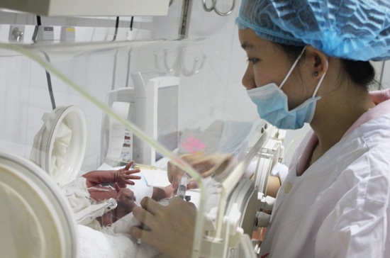 Hiện bé Tấn Bo vẫn đang được ấp trong lồng kính và phải đối mặt với nhiều nguy cơ do sinh non từ người mẹ phát bệnh dại.