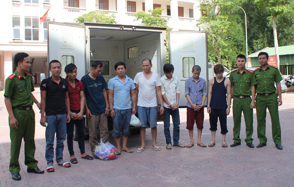 Chém người ở Nghệ An, trốn vào Sài Gòn đòi nợ thuê - 2 Phạm Văn Hoàng (áo thun trắng, đứng giữa) vừa bị Phòng cảnh sát truy nã tội phạm Công an tỉnh Nghệ An bắt giữ.