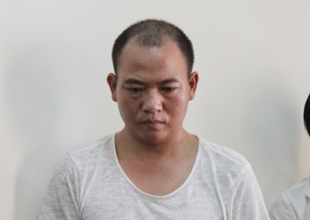 Chém người ở Nghệ An, trốn vào Sài Gòn đòi nợ thuê - 1 Phạm Văn Hoàng bị truy nã cách đây 10 năm về tội cố ý gây thương tích.