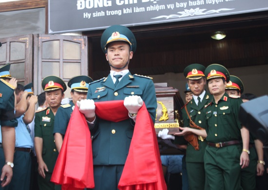 Phụng sự Tổ quốc là trên hết! - 1
Đưa linh cữu Đại tá phi công Trần Quang Khải rời nhà tang lễ Bệnh viện Quân y 4 (TP Vinh, Nghệ An) về quê mẹ - tỉnh Bắc Giang.