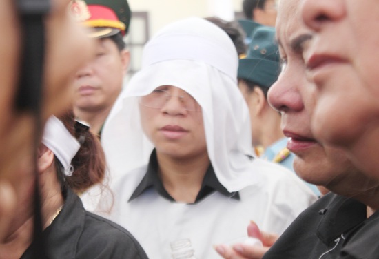 Phụng sự Tổ quốc là trên hết! - 4 Người vợ phi công Trần Quang Khải như hóa đá trước nỗi đau quá lớn mà chị đang phải trải qua.