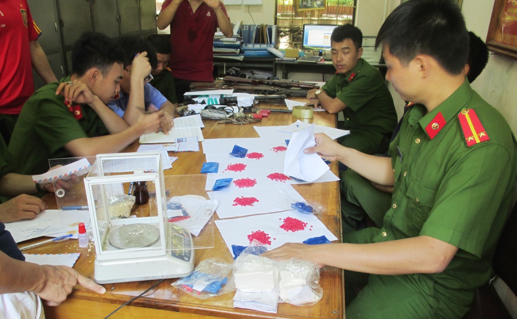 Bắt đối tượng trốn truy nã, thu cả kho vũ khí nóng - 4 Công an huyện Tương Dương kiểm đếm tang vật chuyên án 1216M.