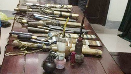 Quả lựu đạn mỏ vịt là vật bất li thân, được Vi Văn My dắt cạp quần để sẵn sàng 1 sống 1 chết với công an nếu bị vây bắt.