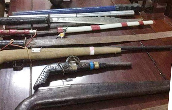 Ngoài lựu đạn, Vi Văn My còn trang bị 3 khẩu súng tự chế, 30 đao, kiếm đặt khắp nhà và cả 1 cỗ quan tài dành sẵn cho bản thân.