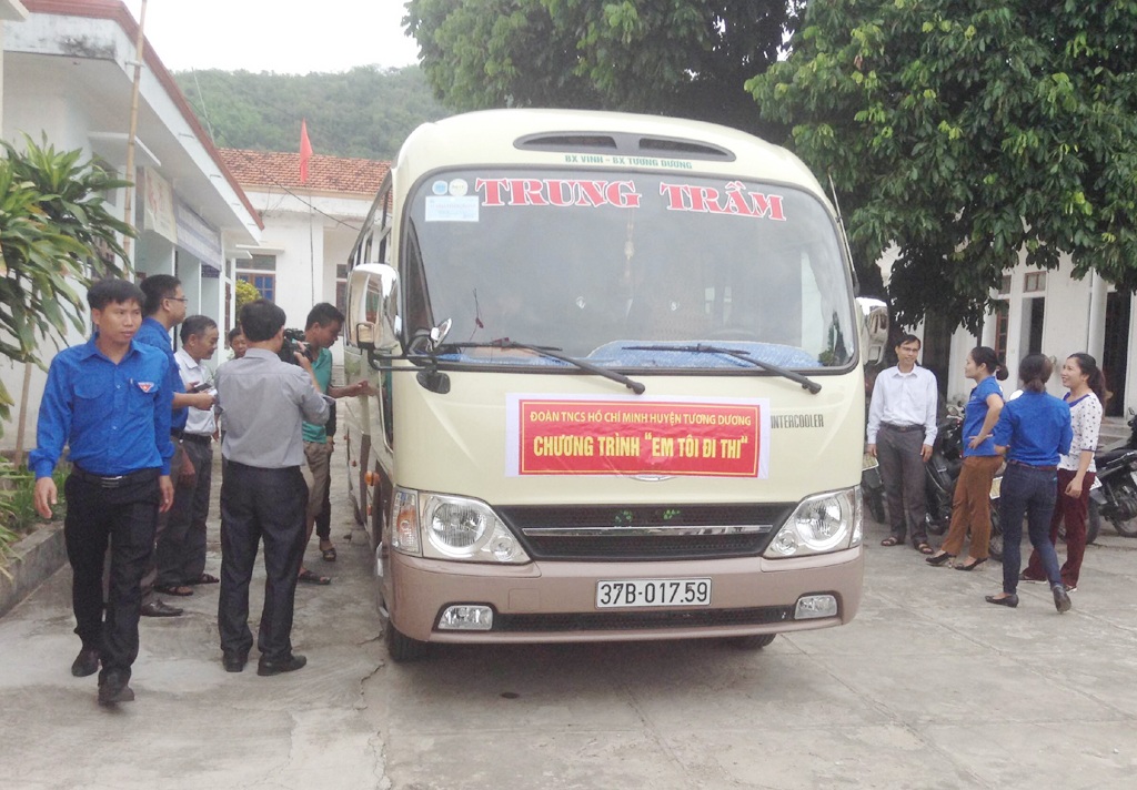 Thí sinh người Mông rời rừng xuống phố đi thi - 2 Với sự hỗ trợ từ các cơ quan, đơn vị, doanh nghiệp, Huyện đoàn Tương Dương tổ chức 3 chiếc xe miễn phí đưa học sinh xuống TP Vinh thi THPT quốc gia năm 2016.